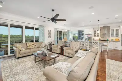 Image de Waterfront Splendor! 5 Bedroom on the river. 2 month minimum.