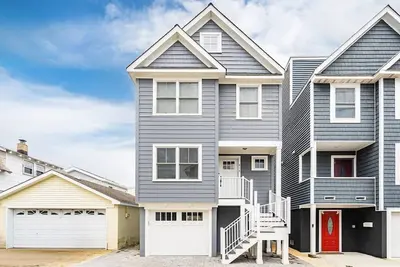 Image de Family-Friendly Beach House – Sleeps 8, right next to seaside park view of bay