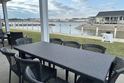 Image de New spacious 2 Br / 2 Ba w. pool, dockage available, bar