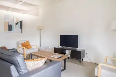 Image de Westown 2br Apt Near Fiserv, Baird, and Theater District