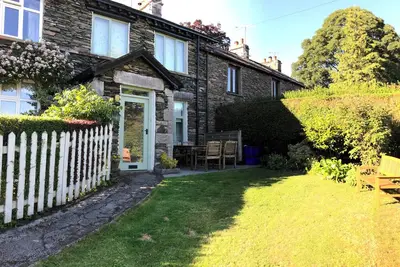 Image de Ashdene Cottage with enclosed 'sun trap' garden