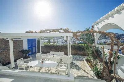 Image de Traditional Cycladic house with private garden and patio
