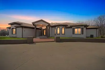 Image de New! Luxury Villa with Spa, Fireplaces & Scenic Views