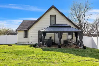 Image de New! Serene Corner Cottage with Hot Tub