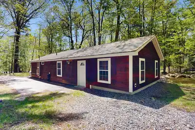 Image de Authentic lake house near community beach, hikes, and ski resorts