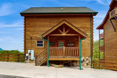 Image de Lux cabin w/private pool, hot tub, black light game area, Foozball, & air hockey