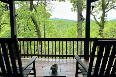 Image de Private Sanctuary on 11 Acres with wrap-around deck and full Kitchen and Wifi