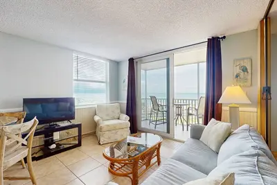 Image de Coastal beach studio with panoramic views, pool, and direct beach access