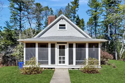 Image de Fully Remodeled Coastal Retreat with Spacious Deck and Dog-Friendly Comfort
