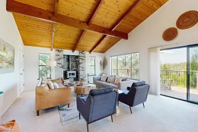 Image de Modern home w/ peekaboo lake views, close to marina, two fireplaces, & WiFi