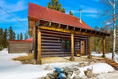 Image de Welcoming cabin with mountain views, dog-friendly, Bbq grill, and family comfort