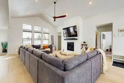 Image de Contemporary house on Bear Lake Golf Course with ping pong table