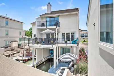 Image de Stunning waterfront lake house with fishing & gas grill - private balconies