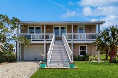 Image de Dog-friendly waterfront home with private boat dock and close to beach access