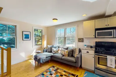 Image de Charming condo with parking, washer/dryer, Ac, and deck