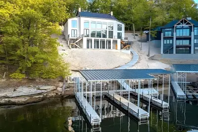 Image de New Modern Lakefront Retreat, Game Lounge, Private Dock, Sauna, Panoramic Views!