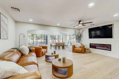 Image de Where comfort meets style in the Pines with stunning golf course views!