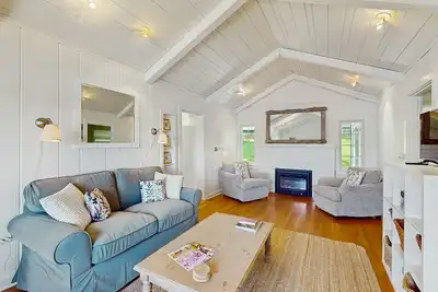 Image de Historic Waterfront Farmhouse with Stunning Eagle Harbor Views