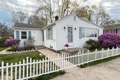 Image de 3-Bed 19thC Cottage 9minutes from Misquamicut Beach