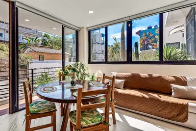 Image de Cozy condo with rooftop pool, ocean breeze & steps to vibrant dining