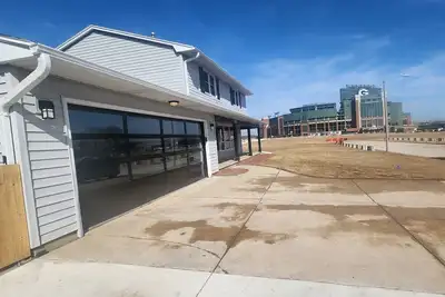 Image de Front Row Views to Lambeau Field in this Spacious 4-bedroom house!