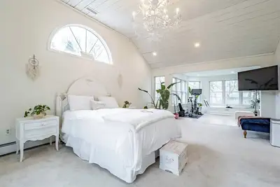 Image de Spacious 6-bedroom 4 bathroom Dream House, with salt water pool & stone hot tub.