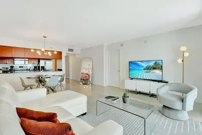 Image de Newly Renovated Brickell Condo|Bay Views & Parking