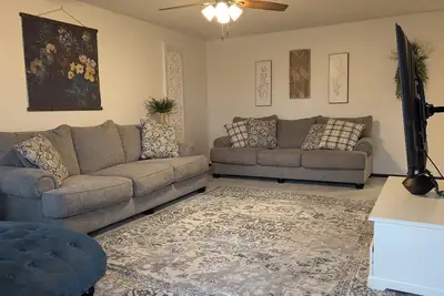 Image de Queen's Quarters : 3 bedroom\/ 1 bath Townhome, Centrally Located.