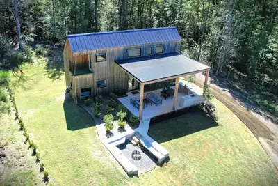 Image de Avian Acres - Modern Cabin on 65 secluded acres of forest, creeks, and trails.