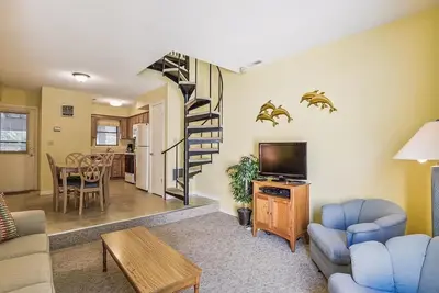 Image de Group-Friendly Condo | Grill, Pool + Near Beach