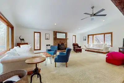 Image de Charming house w/ privacy, bbq, seasonal balcony, hammock, fire pit, w/d, wifi