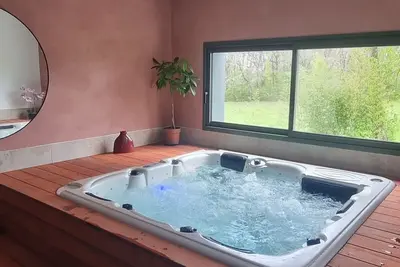 Image de Maison en pleine nature avec piscine privée et jacuzzi intérieur