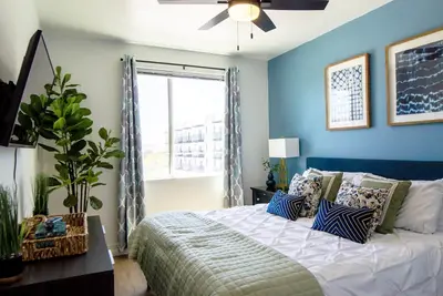 Image de Sleeps 4! 》King Bed》5 min to Shopping》Dine & Golf!