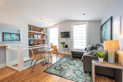 Image de Historic 1br Dt in amazing location steps from waterfront in Old South District