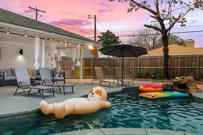 Image de Luxurious Oasis near At&T ~ Heated Pool & Hot Tub!