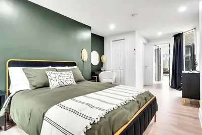 Image de Urban Nest #5 | Modern apartment steps to Proctors