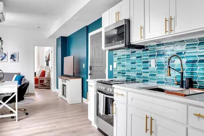 Image de Urban Nest #2 | Vibrant suite downtown by Proctors