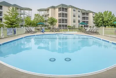 Image de Your Home Away From Home! Pool, Free Parking, Near Thousand Hills Golf Course