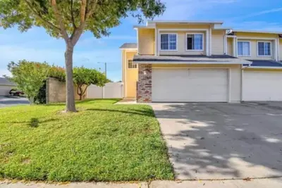 Image de Two-story home in quiet family community with pet and baby accommodations