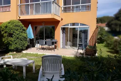 Image de T3 lumineux de 55m2 avec jardin de 90m2, Ă 400 m de la plage et des commerces