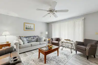 Image de Charming Coastal Retreat with Comfortable Living Space and Washer\/Dryer