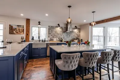 Image de The Old Bell Tavern - Luxury in the Country\n3BDR w\/Ac and fantastic deck!