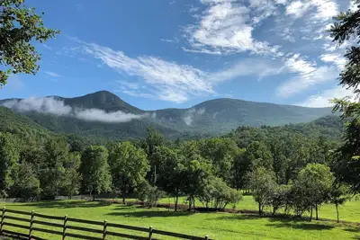 Image de White Rock Cabin - 3bed/2bath cabin with scenic mountain views near Franklin, Nc