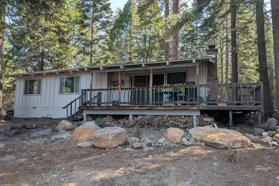 Image de Cozy 2-bedroom Cabin in Lake Almanor Country Club with ample parking