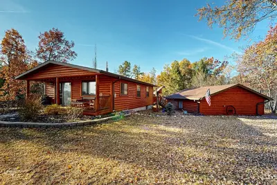 Image de Cozy Home w/ Mini bar, Pool Table, Gas grill, Fire pit, Wifi, & Lake Views