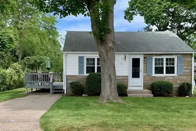 Image de Cozy 2-bedroom Cottage, 5 Minute Walk to Scarborough Beach South!