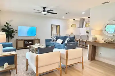 Image de Coastal Bliss Getaway 3. 8 Miles to Beach. Stylish & Coastal Charm Interior