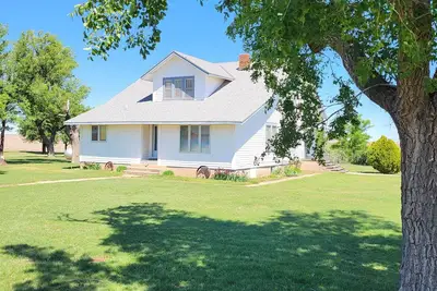 Image de 5-bedroom farmhouse in the heart of farm & ranch country.