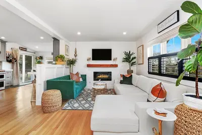 Image de Fairfield Downtown Impeccable! Wifi, Open, Cheery, Ac, Patio, Deck, 3 Beds!