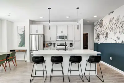 Image de Modern industrial 2-bedroom king bed-queen bed, 2 full bath